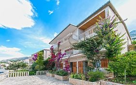 Apartments And Rooms By The Sea Brela, Makarska - 2752